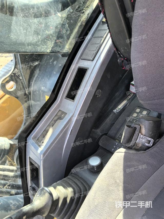 座椅右側(cè)控制臺(tái)/鑰匙門/油門/含右手柄（駕駛室部分）