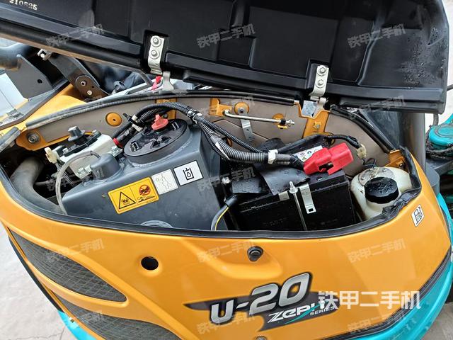 液压泵舱室正面整体（整机外观）