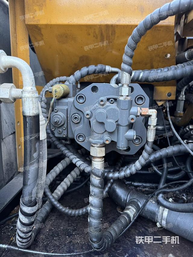 液壓泵艙室正面整體（整機(jī)外觀）