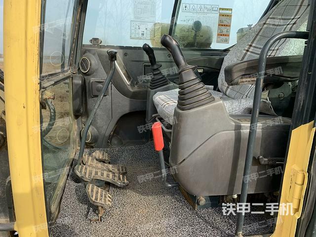 駕駛室整體(整機(jī)外觀) 駕駛室整體(整機(jī)外觀)