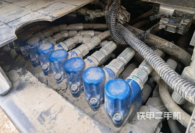 回轉(zhuǎn)馬達和主控閥（整機外觀）