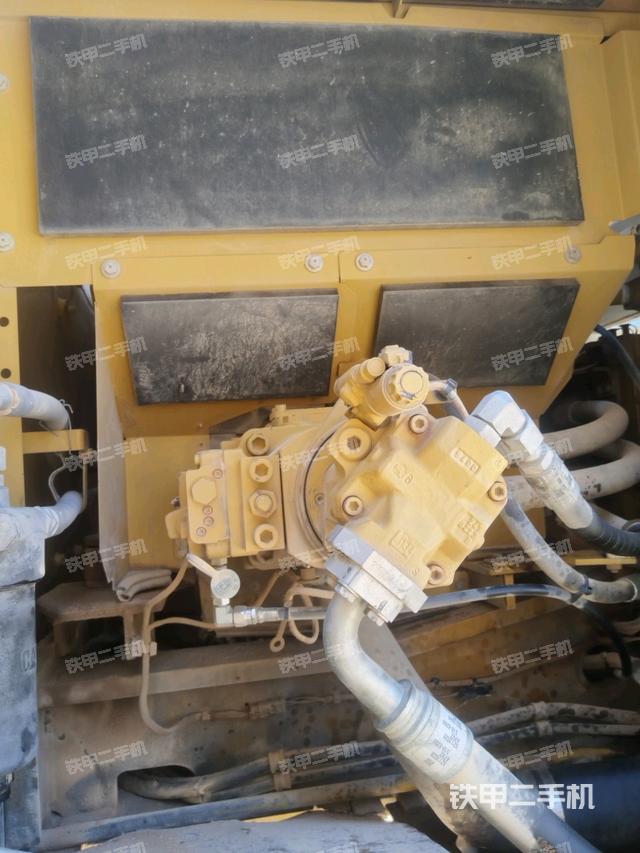 液壓泵艙室正面整體（整機外觀）