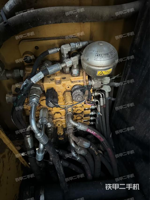 回轉(zhuǎn)馬達(dá)和主控閥（整機(jī)外觀）