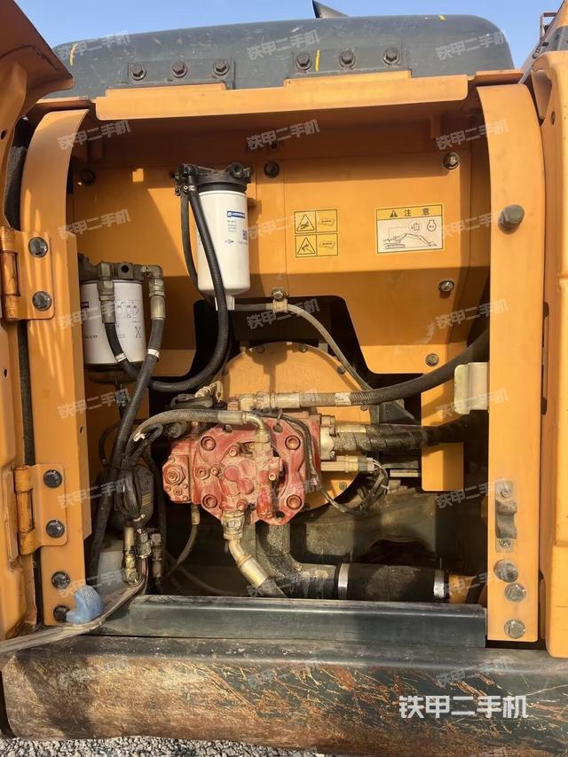 液壓泵艙室正面整體(整機外觀) 液壓泵艙室正面整體(整機外觀)