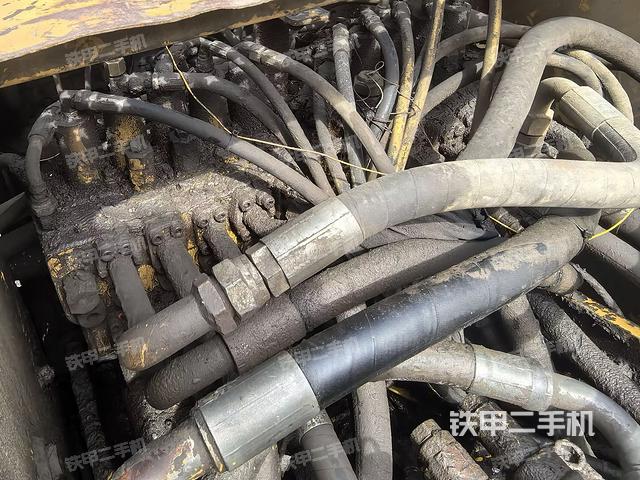 回转马达和主控阀（整机外观）