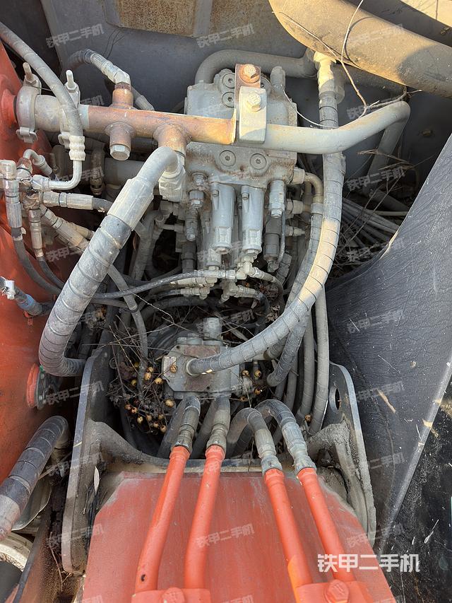 回转马达和主控阀（整机外观）