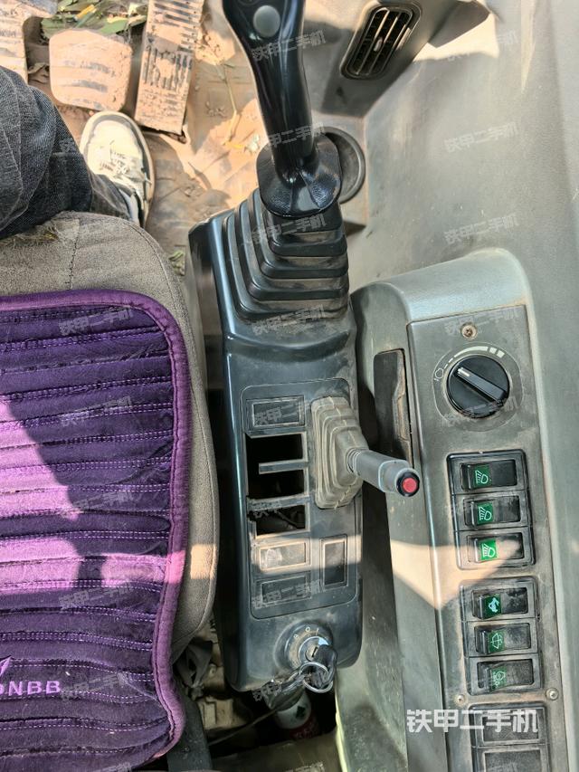 座椅右側(cè)控制臺/鑰匙門/油門/含右手柄（駕駛室部分）