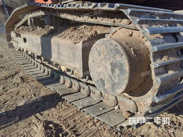 單側(cè)履帶整體(整機(jī)外觀) 單側(cè)履帶整體(整機(jī)外觀)