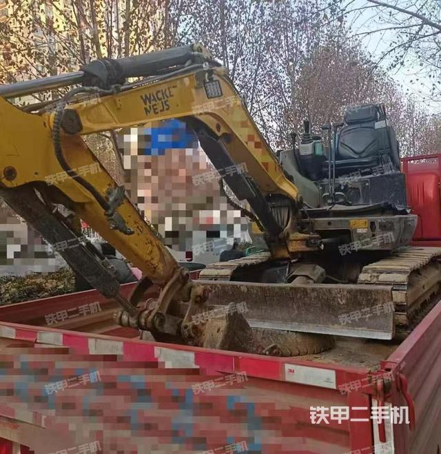 駕駛室頂部(整機(jī)外觀) 駕駛室頂部(整機(jī)外觀)
