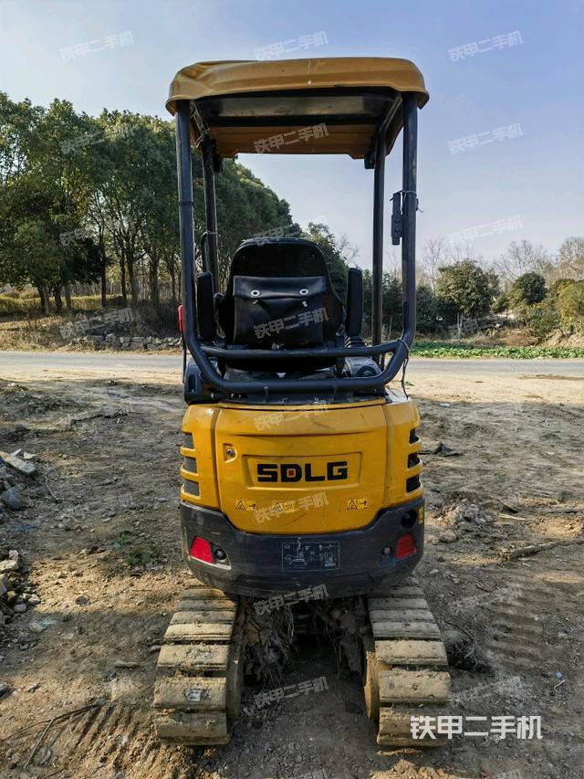 駕駛室頂部（整機外觀）