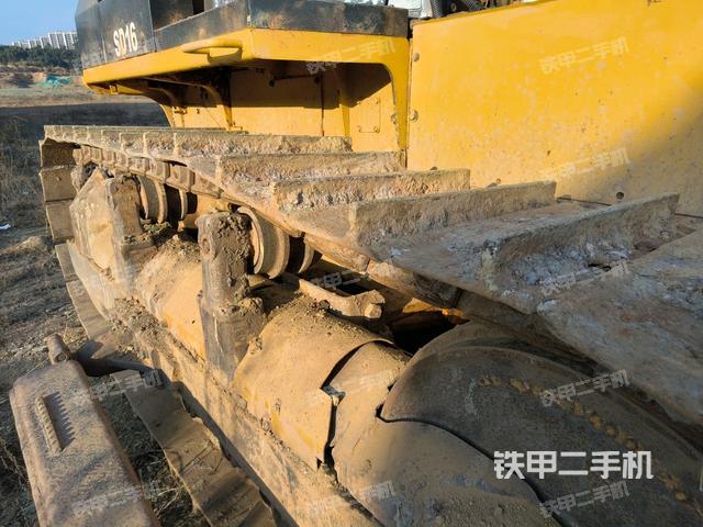 左側(cè)履帶全景(推土機底盤及工作裝置) 左側(cè)履帶全景(推土機底盤及工作裝置)