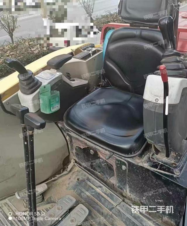 液壓泵艙室正面整體(整機(jī)外觀) 液壓泵艙室正面整體(整機(jī)外觀)