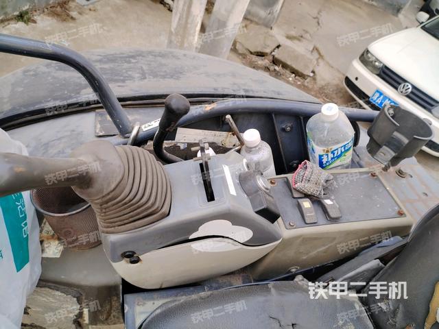 座椅右側(cè)控制臺(tái)/鑰匙門/油門/含右手柄(駕駛室部分) 座椅右側(cè)控制臺(tái)/鑰匙門/油門/含右手柄(駕駛室部分)