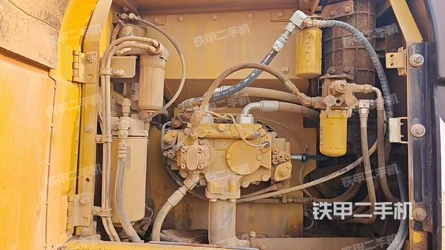 液壓泵艙室正面整體(整機(jī)外觀) 液壓泵艙室正面整體(整機(jī)外觀)