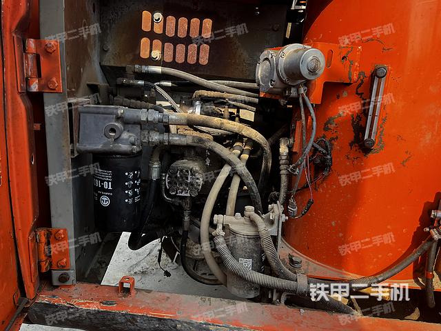 液壓泵艙室正面整體（整機外觀）