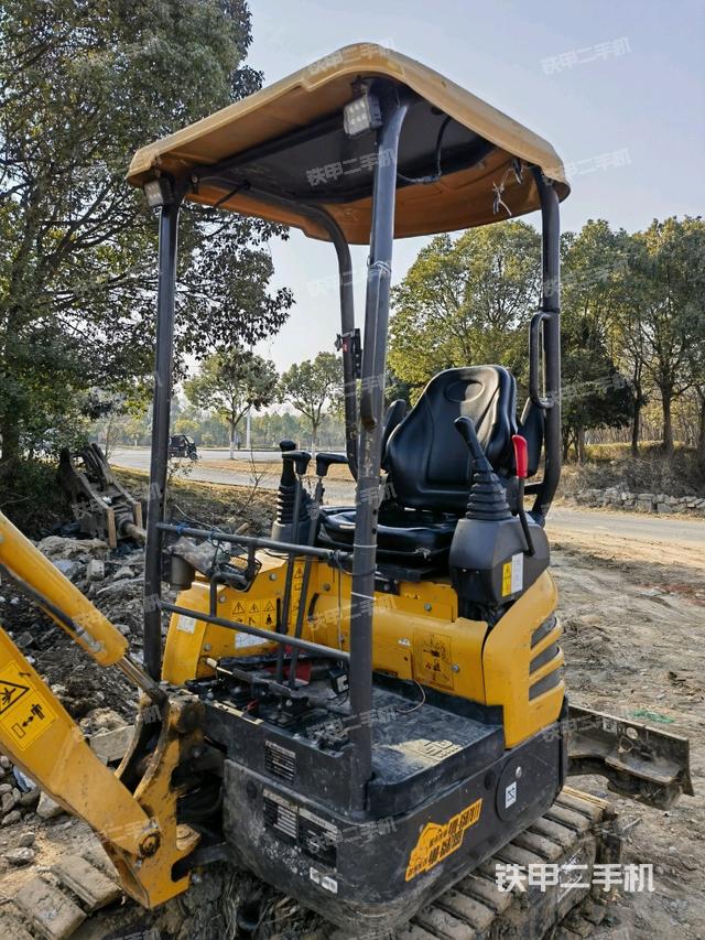 駕駛室整體（整機外觀）