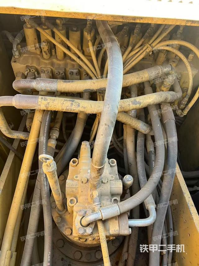 回轉(zhuǎn)馬達(dá)和主控閥（整機(jī)外觀）