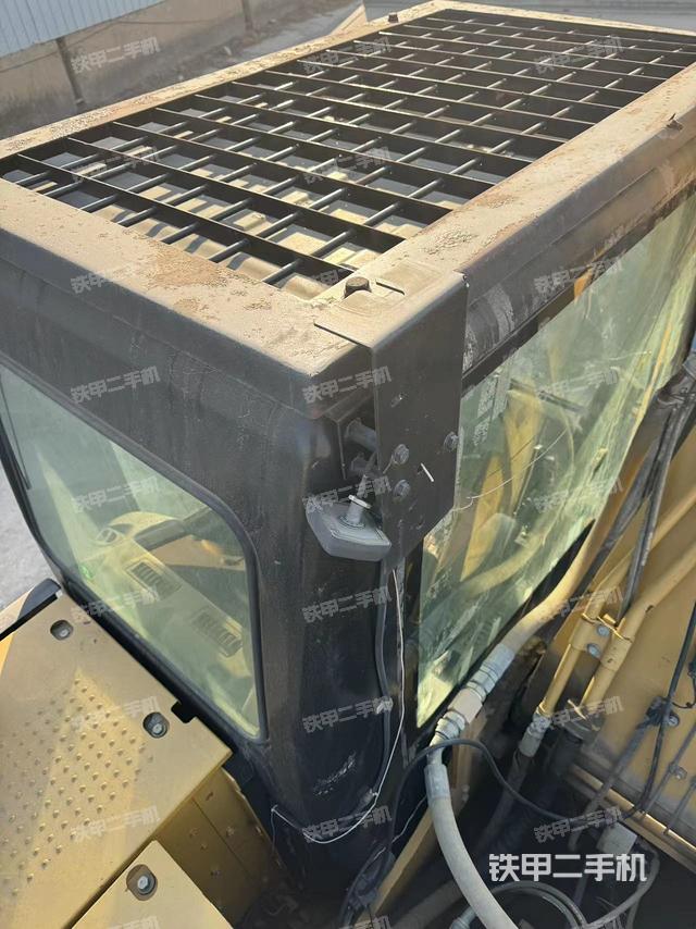駕駛室頂部(整機(jī)外觀) 駕駛室頂部(整機(jī)外觀)