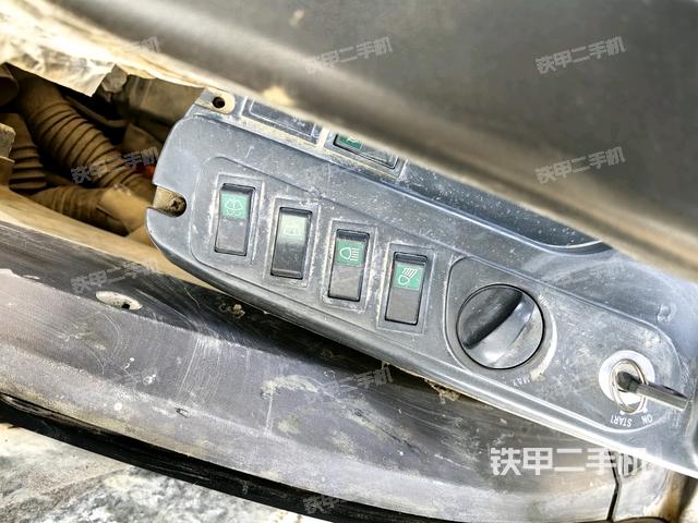 座椅右側控制臺/鑰匙門/油門/含右手柄（駕駛室部分）