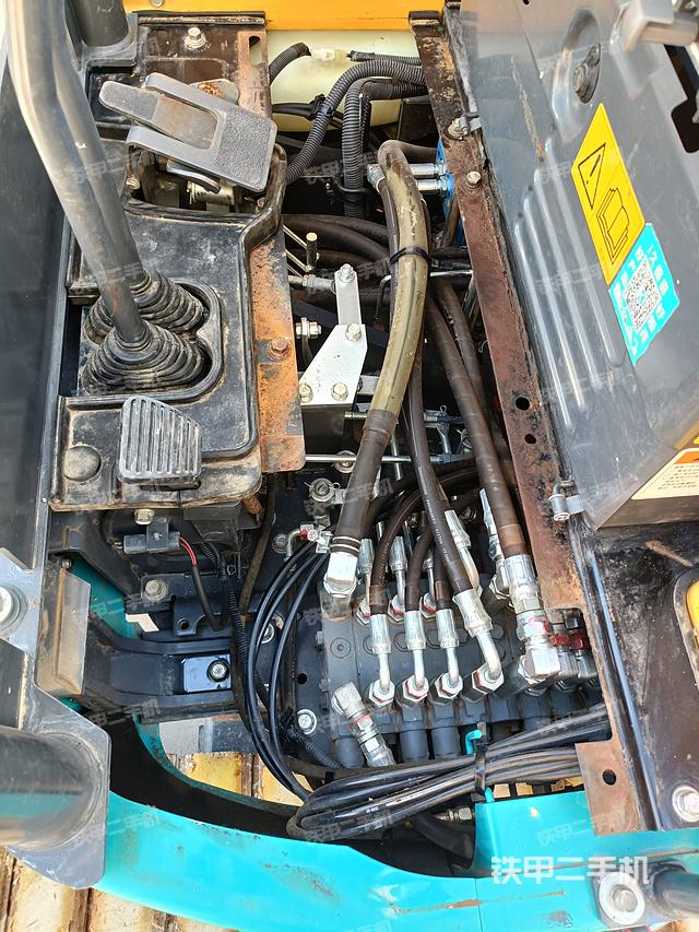 回转马达和主控阀（整机外观）