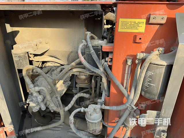 液压泵舱室正面整体（整机外观）