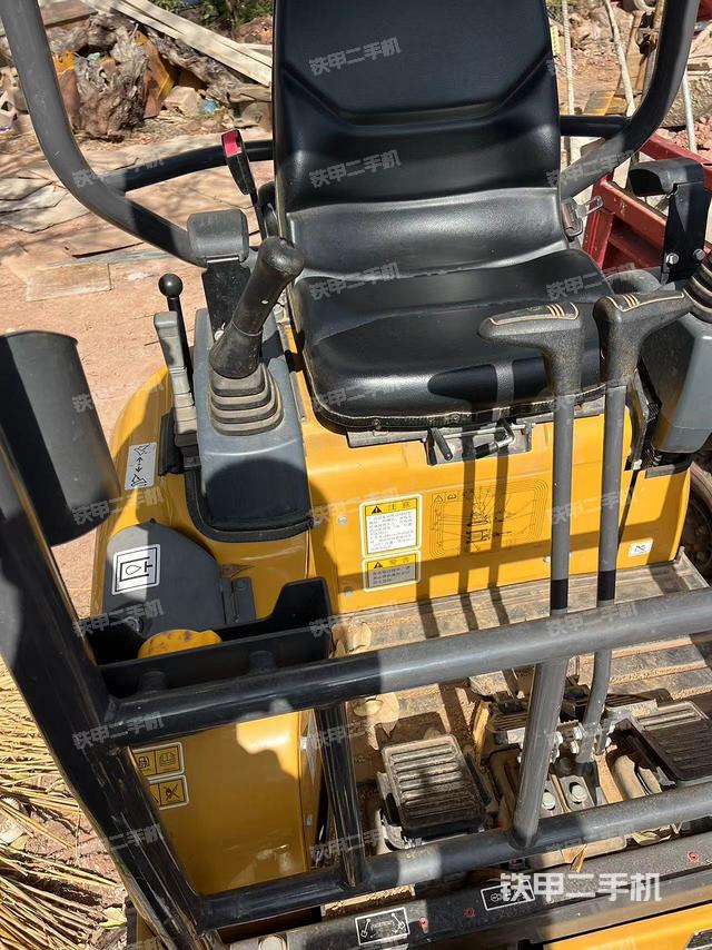 駕駛室整體(整機(jī)外觀) 駕駛室整體(整機(jī)外觀)