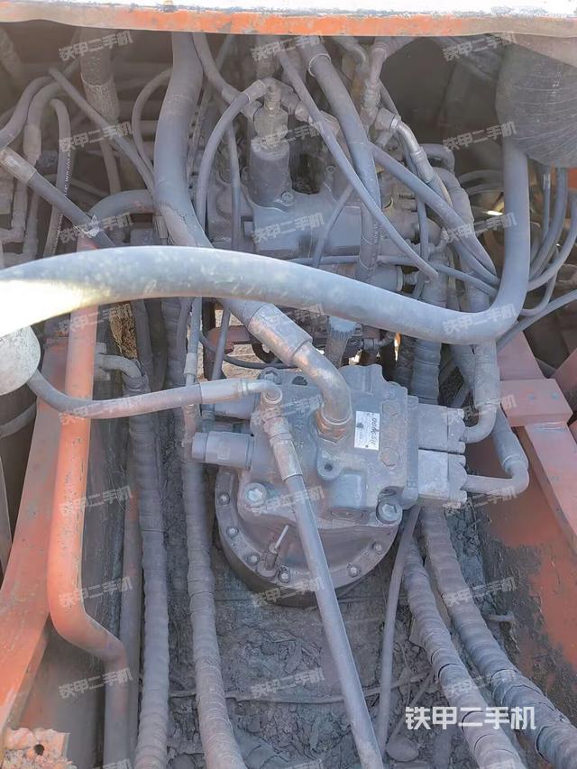 回轉(zhuǎn)馬達(dá)和主控閥(整機(jī)外觀) 回轉(zhuǎn)馬達(dá)和主控閥(整機(jī)外觀)