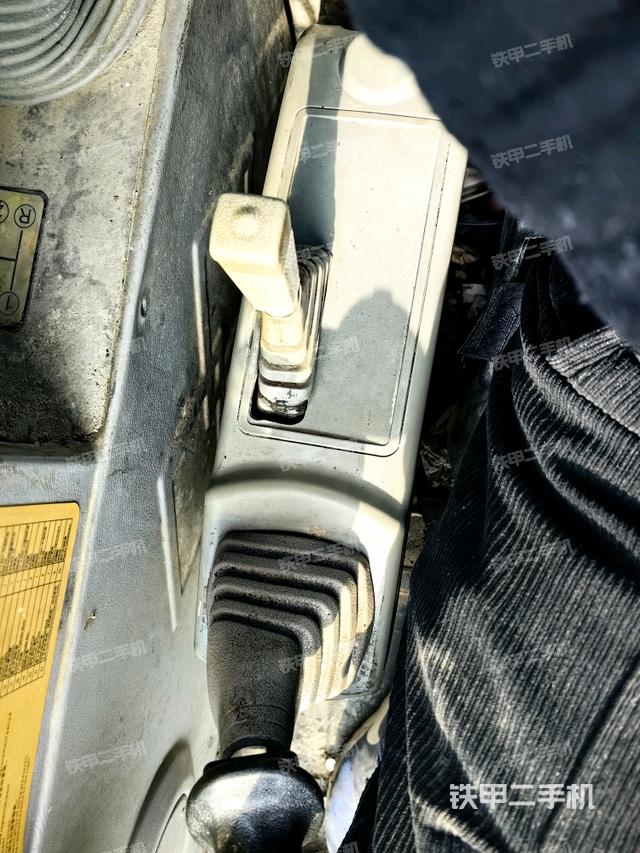 座椅右側(cè)控制臺/鑰匙門/油門/含右手柄(駕駛室部分) 座椅右側(cè)控制臺/鑰匙門/油門/含右手柄(駕駛室部分)