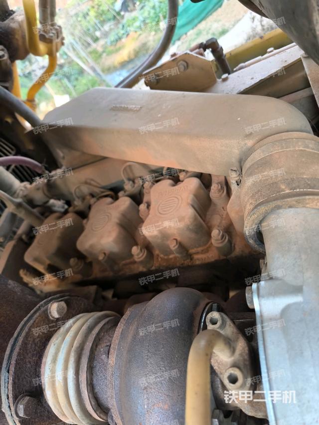 發(fā)動機左側(cè)全景（推土機發(fā)動機艙）