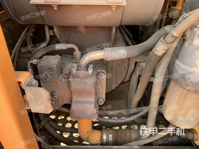 液壓泵艙室正面整體（整機外觀）