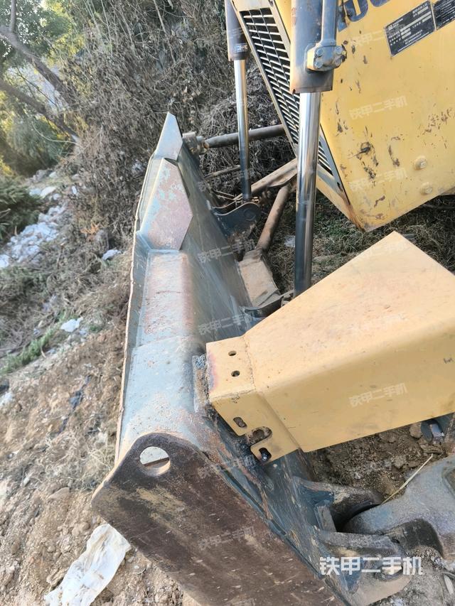 右側履帶全景（推土機底盤及工作裝置）