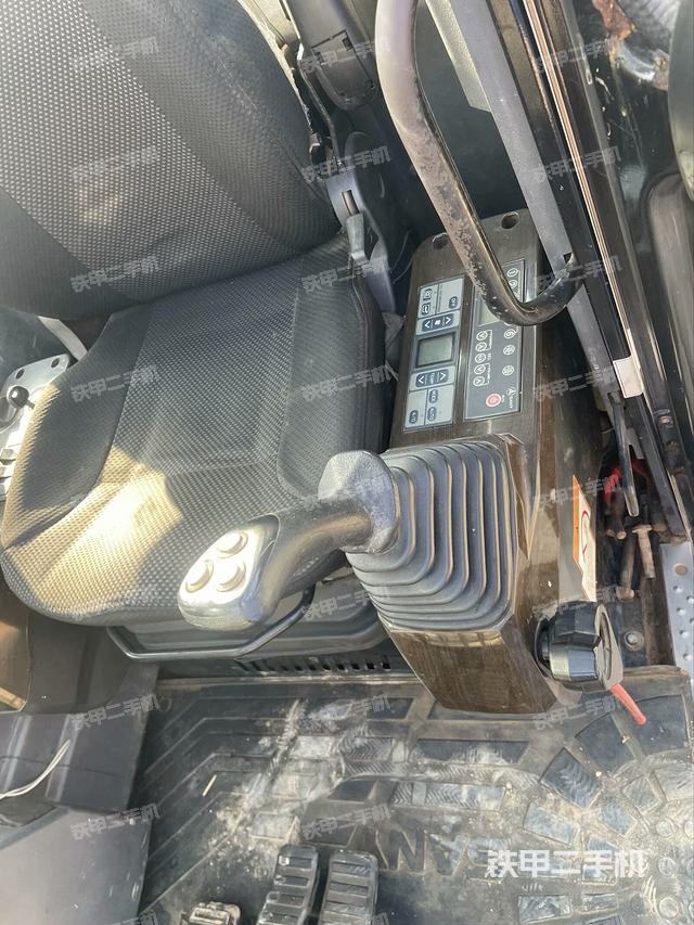 座椅右側(cè)控制臺(tái)/鑰匙門/油門/含右手柄（駕駛室部分）