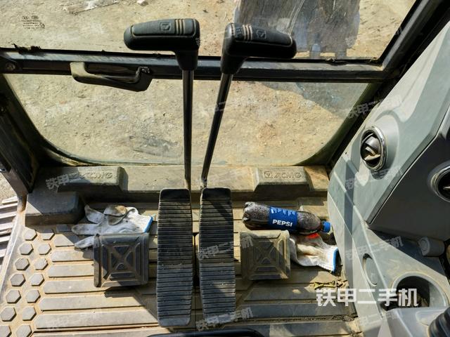 行走控制手柄和踏板?俯拍(駕駛室部分) 行走控制手柄和踏板?俯拍(駕駛室部分)