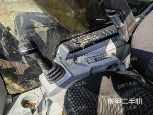 座椅右側(cè)控制臺/鑰匙門/油門/含右手柄(駕駛室部分) 座椅右側(cè)控制臺/鑰匙門/油門/含右手柄(駕駛室部分)
