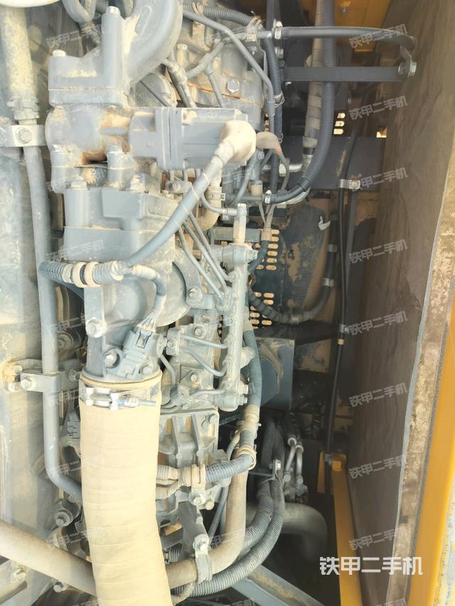 液壓泵艙室正面整體(整機外觀) 液壓泵艙室正面整體(整機外觀)
