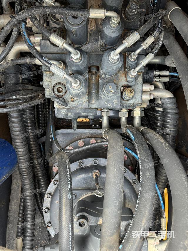 回轉(zhuǎn)馬達(dá)和主控閥（整機(jī)外觀）