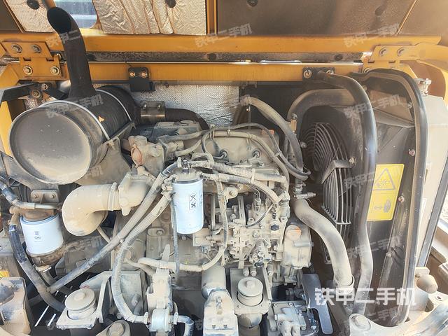 液压泵舱室正面整体（整机外观）