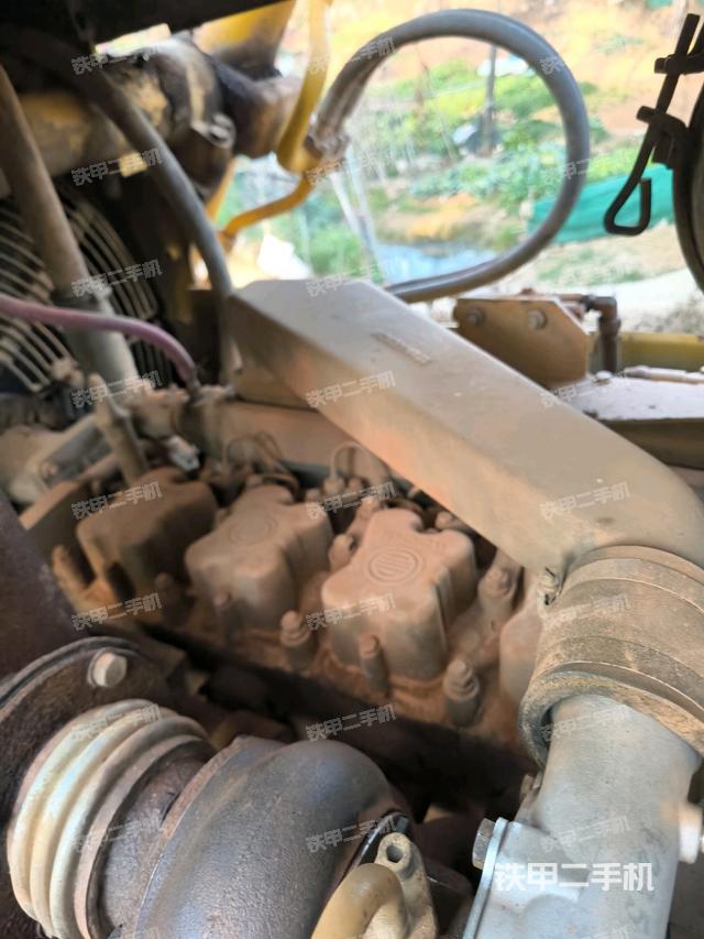 發(fā)動機右側(cè)全景（推土機發(fā)動機艙）