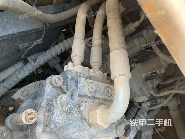 回轉(zhuǎn)馬達和主控閥(整機外觀) 回轉(zhuǎn)馬達和主控閥(整機外觀)