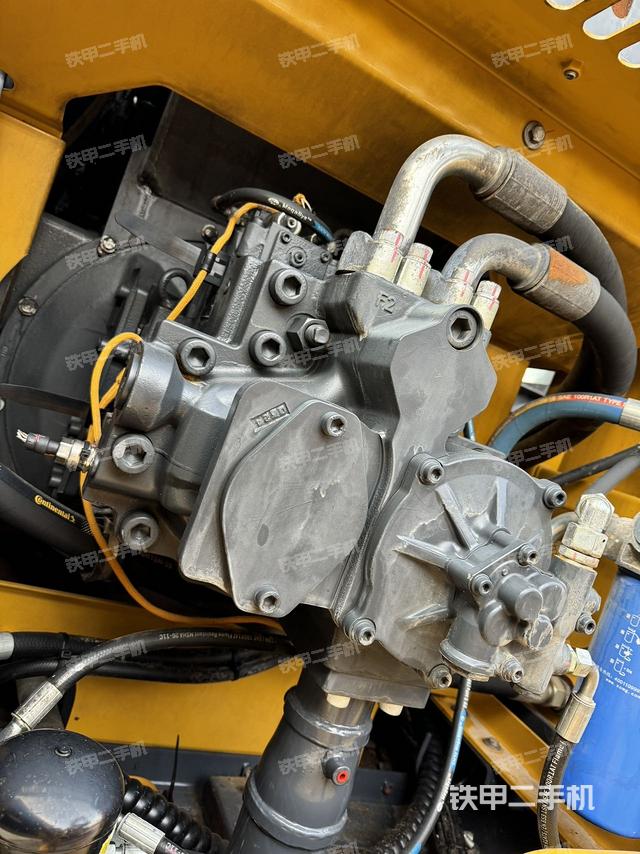 液壓泵艙室正面整體（整機(jī)外觀）