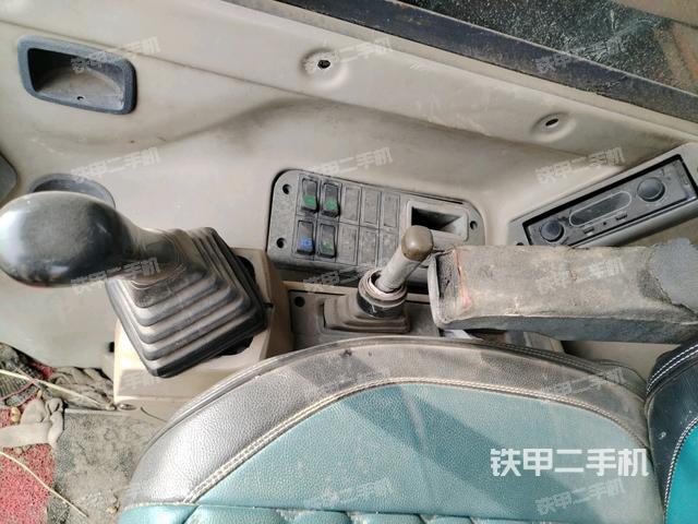 座椅右側(cè)控制臺/鑰匙門/油門/含右手柄(駕駛室部分) 座椅右側(cè)控制臺/鑰匙門/油門/含右手柄(駕駛室部分)