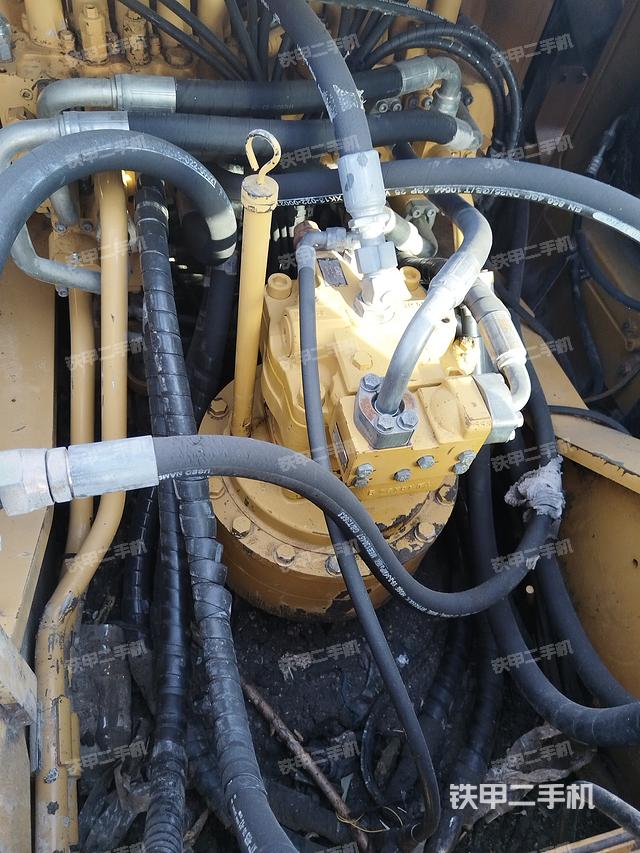 回转马达和主控阀（整机外观）