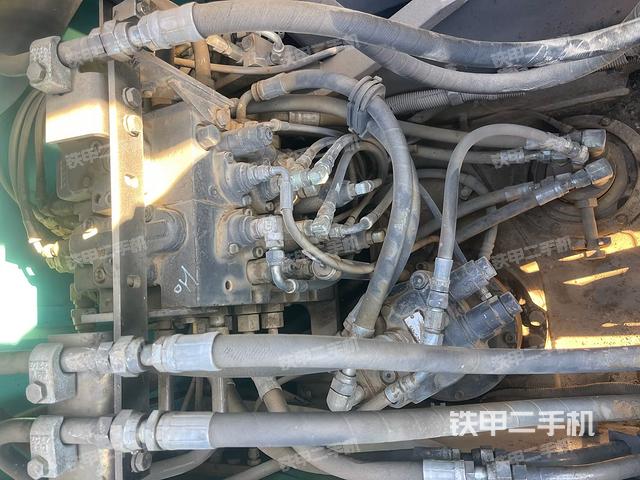 回轉(zhuǎn)馬達和主控閥(整機外觀) 回轉(zhuǎn)馬達和主控閥(整機外觀)