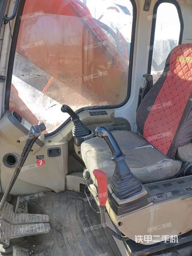 駕駛室整體(整機(jī)外觀) 駕駛室整體(整機(jī)外觀)