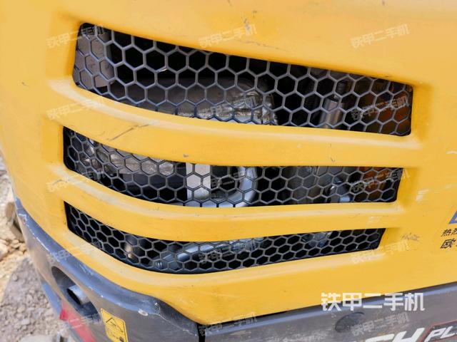 液壓泵艙室正面整體（整機外觀）