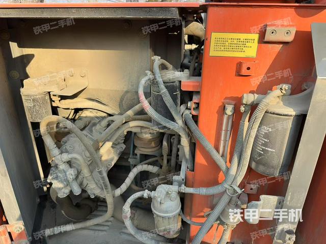 液壓泵艙室正面整體(整機外觀) 液壓泵艙室正面整體(整機外觀)