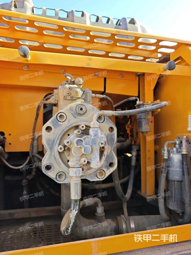 液壓泵艙室正面整體(整機(jī)外觀) 液壓泵艙室正面整體(整機(jī)外觀)