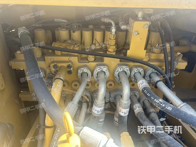 回轉(zhuǎn)馬達(dá)和主控閥（整機(jī)外觀）