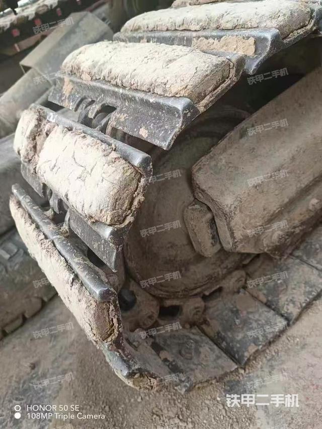 單側(cè)履帶整體(整機(jī)外觀) 單側(cè)履帶整體(整機(jī)外觀)
