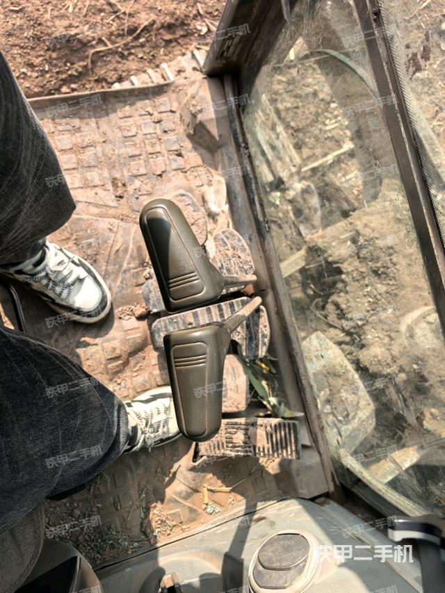 行走控制手柄和踏板?俯拍（駕駛室部分）